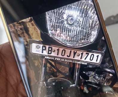 अंबाला छावनी के दयालबाग चौक पर झपटमारों को पकड़ते राहगीर। वीडियो अंबाला छावनी के दयालबाग चौक पर झपटमारों को पकड़ते राहगीर। वीडियो