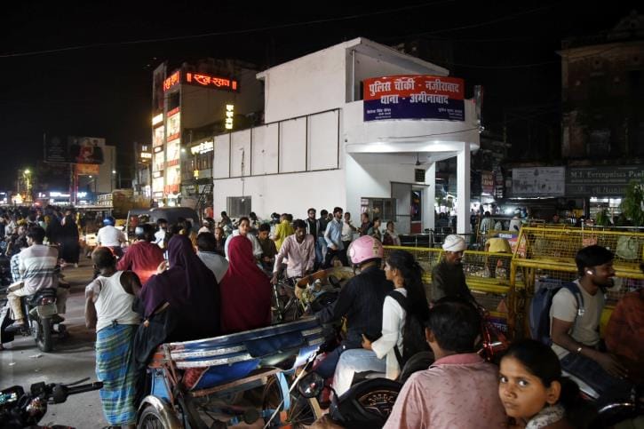 अमीनाबाद बाजार में चौराहे पर बनी पुलिस चौकी। अमीनाबाद बाजार में चौराहे पर बनी पुलिस चौकी।