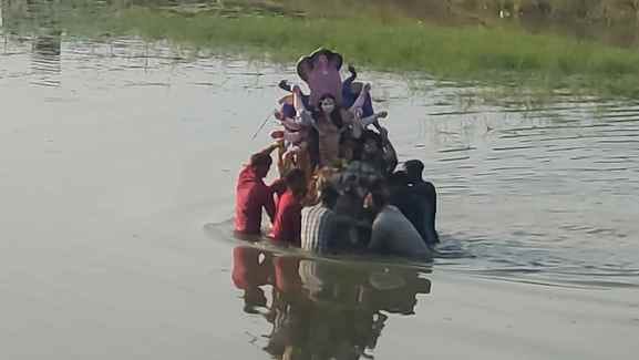 बभनान में डोली वाली मां दुर्गा की प्रतिमा काे श्रद्धालुओं ने 9 किलोमीटर पैदल विसर्जन के लिए कंध