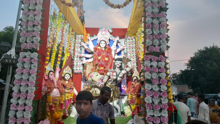 बभनान में डोली वाली मां दुर्गा की प्रतिमा काे श्रद्धालुओं ने 9 किलोमीटर पैदल विसर्जन के लिए कंध
