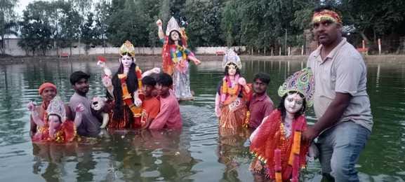 बभनान में डोली वाली मां दुर्गा की प्रतिमा काे श्रद्धालुओं ने 9 किलोमीटर पैदल विसर्जन के लिए कंध