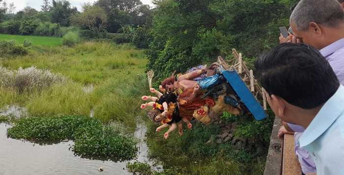 बभनान में डोली वाली मां दुर्गा की प्रतिमा काे श्रद्धालुओं ने 9 किलोमीटर पैदल विसर्जन के लिए कंध