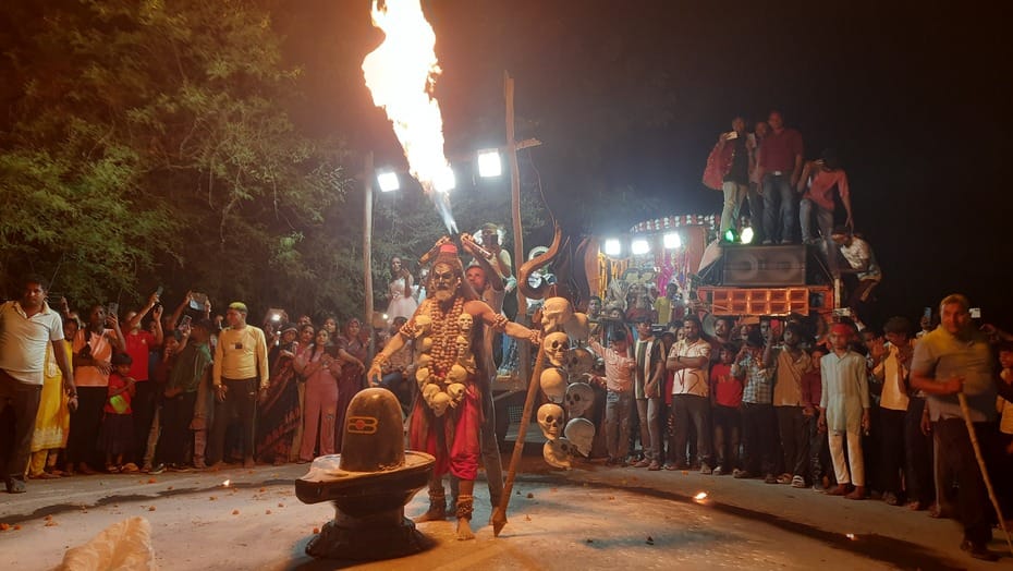 बभनान में डोली वाली मां दुर्गा की प्रतिमा काे श्रद्धालुओं ने 9 किलोमीटर पैदल विसर्जन के लिए कंध