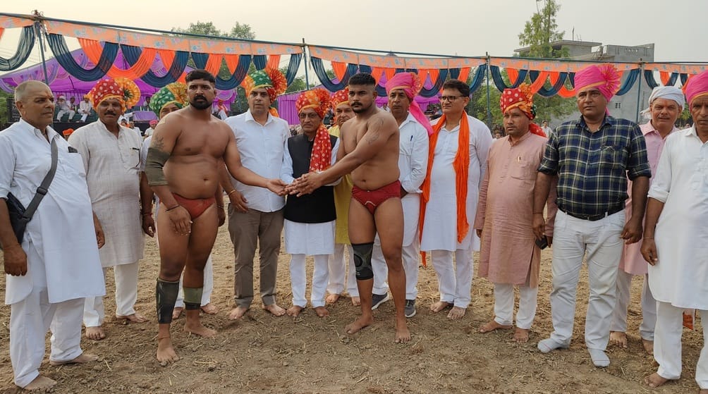 बाबैन। यारा में पहलवान श्याम सुंदर द्वारा आयोजित विशाल दंगल में कुश्ती शुरू करवाते समाजसेवी अमि बाबैन। यारा में पहलवान श्याम सुंदर द्वारा आयोजित विशाल दंगल में कुश्ती शुरू करवाते समाजसेवी अमि