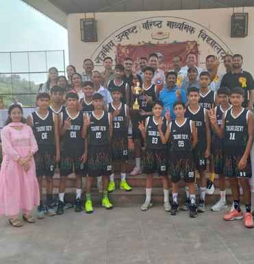 भोरंज स्कूल में अंडर-19 छात्र खेलकूद प्रतियोगिता के समापन पर विजेता टीम को सम्मानित करते मुख्या भोरंज स्कूल में अंडर-19 छात्र खेलकूद प्रतियोगिता के समापन पर विजेता टीम को सम्मानित करते मुख्या