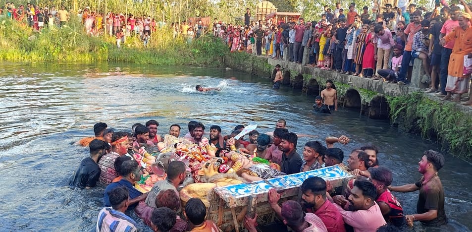 बिजनौर में धर्मनगरी बंगाली कालोनी में मूर्ति विसर्जन से पूर्व एक दूसरे को सिंदूर लगाती महिलाएं।
