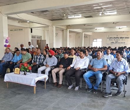 बिलासपुर आईटआई में आयोजित दीक्षांत समारोह प्रशिक्षु को सम्मानित करते प्रधानाचार्य व अन्य। संवाद