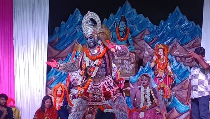 बनकटी में जागरण गाते कलाकार- संवाद बनकटी में जागरण गाते कलाकार- संवाद