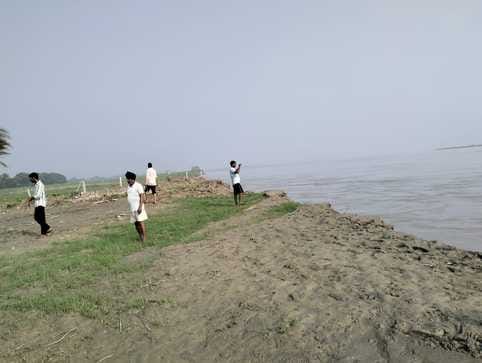 बस्तोरा नारंग में गंगा गंगा किनारे खड़े होकर अपने कटे हुए खेतो को देखते किसान स्रोत संवाद