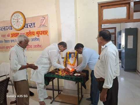 फोटो - 04 कलक्ट्रेट में गांधी व शास्त्री जयंती मनाते डीएम अन्य अधिकारी। संवाद