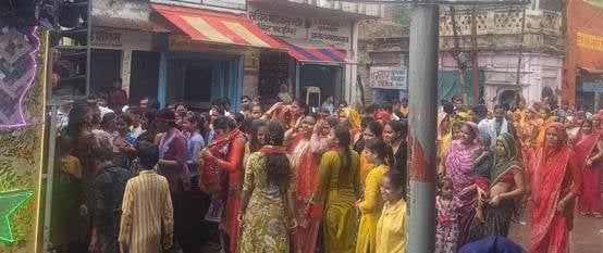 फोटो- 07 चिल्ली गांव में तालाब में विसर्जन करती मूर्तियां। संवाद फोटो- 07 चिल्ली गांव में तालाब में विसर्जन करती मूर्तियां। संवाद
