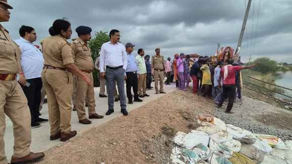 फोटो- 07 चिल्ली गांव में तालाब में विसर्जन करती मूर्तियां। संवाद फोटो- 07 चिल्ली गांव में तालाब में विसर्जन करती मूर्तियां। संवाद