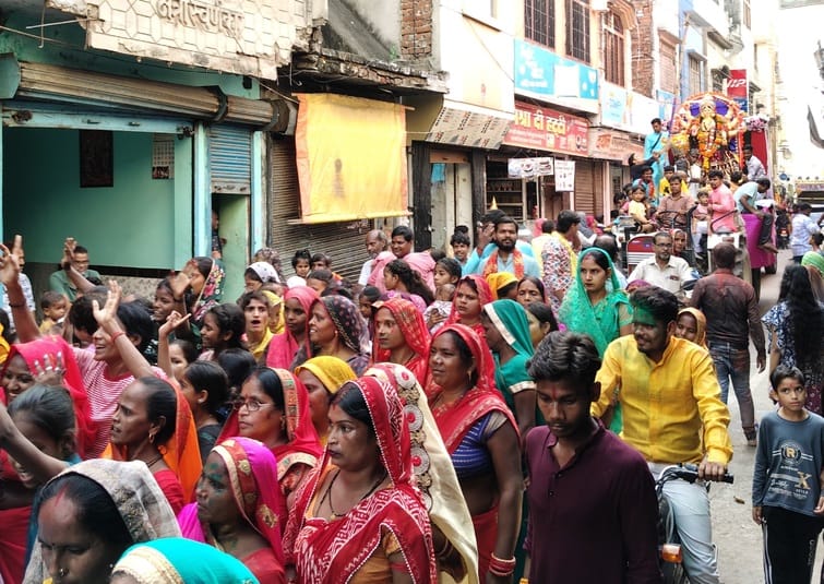 फोटो-14, नगर से निकलती दुर्गा विसर्जन यात्रा में शामिल श्रद्धालु। संवाद फोटो-14, नगर से निकलती दुर्गा विसर्जन यात्रा में शामिल श्रद्धालु। संवाद