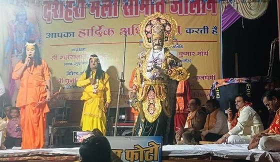 फोटो-14-उरई की गल्ली मंडी में जलता रावण का पुतला। संवाद फोटो-14-उरई की गल्ली मंडी में जलता रावण का पुतला। संवाद