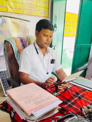 फोटो 21: पिहानी के हर्रैया प्राथमिक विद्यालय के इंचार्ज प्रधानाध्यापक ब्रजेंद्र कुमार कक्षा कक् फोटो 21: पिहानी के हर्रैया प्राथमिक विद्यालय के इंचार्ज प्रधानाध्यापक ब्रजेंद्र कुमार कक्षा कक्