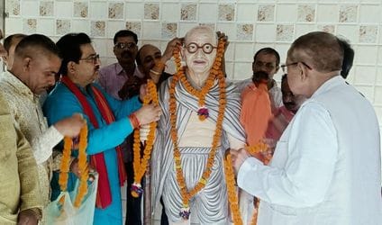 फोटो-26-कलक्ट्रेट में राष्ट्रपिता महात्मा गांधी और लालबहादुर शास्त्री को नमन करते डीएम गौरांग र