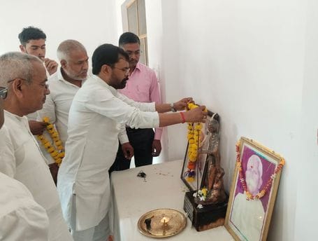 फोटो-26-कलक्ट्रेट में राष्ट्रपिता महात्मा गांधी और लालबहादुर शास्त्री को नमन करते डीएम गौरांग र