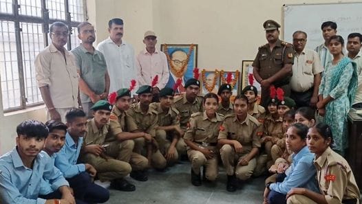 फोटो-26-कलक्ट्रेट में राष्ट्रपिता महात्मा गांधी और लालबहादुर शास्त्री को नमन करते डीएम गौरांग र