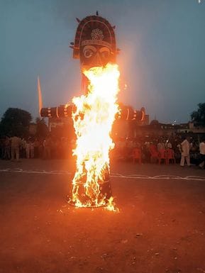 फोटो 28 सीकेटीपी-10- परिचय- राजापुर की रामलीला में राम रावण युद्ध की लीला का मंचन करते कलाकार । फोटो 28 सीकेटीपी-10- परिचय- राजापुर की रामलीला में राम रावण युद्ध की लीला का मंचन करते कलाकार ।
