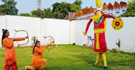 फोटो 28 सीकेटीपी-10- परिचय- राजापुर की रामलीला में राम रावण युद्ध की लीला का मंचन करते कलाकार । फोटो 28 सीकेटीपी-10- परिचय- राजापुर की रामलीला में राम रावण युद्ध की लीला का मंचन करते कलाकार ।