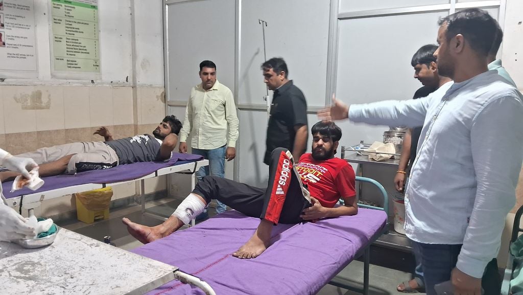 फोटो :31: सोनीपत के खरखौदा में छिन्नौली मोड़ पर हुई मुठभेड़ के बाद मौके पर जांच करने पहुंचे डीस फोटो :31: सोनीपत के खरखौदा में छिन्नौली मोड़ पर हुई मुठभेड़ के बाद मौके पर जांच करने पहुंचे डीस