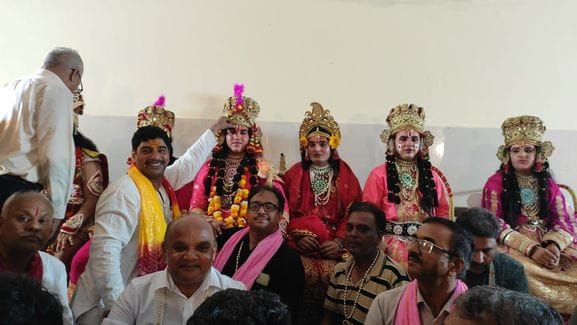 फोटो 33- सोनीपत के बड़ा बाजार स्थित श्री ठाकुरद्वारा पंचायती मंदिर में भरत मिलाप मंचन के दौरान फोटो 33- सोनीपत के बड़ा बाजार स्थित श्री ठाकुरद्वारा पंचायती मंदिर में भरत मिलाप मंचन के दौरान