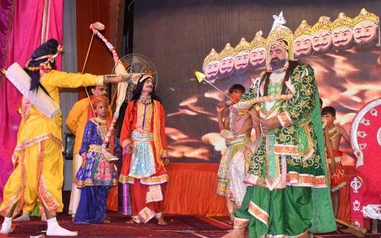 फोटो नंबर-20-आवास विकास कॉलोनी के वृंदावन पार्क में चल रही रामलीला में जलता रावण का पुतला। स्रो
