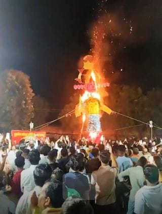फोटो नंबर-20-आवास विकास कॉलोनी के वृंदावन पार्क में चल रही रामलीला में जलता रावण का पुतला। स्रो