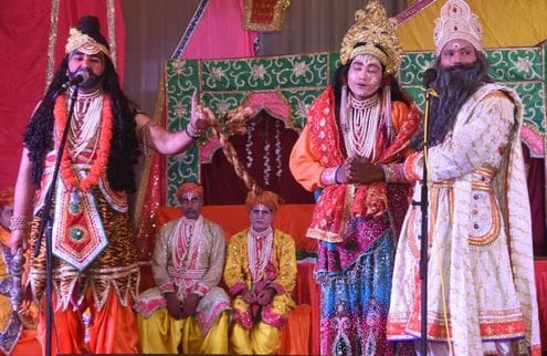 फोटो नंबर-20-आवास विकास कॉलोनी के वृंदावन पार्क में चल रही रामलीला में जलता रावण का पुतला। स्रो