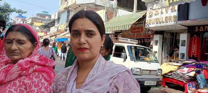 हमीरपुर बाजार में करवा चौथ के व्रत को लेकर खरीददारी करते हुए महिलाएं ।  संवाद