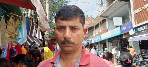 हमीरपुर बाजार में करवा चौथ के व्रत को लेकर खरीददारी करते हुए महिलाएं ।  संवाद