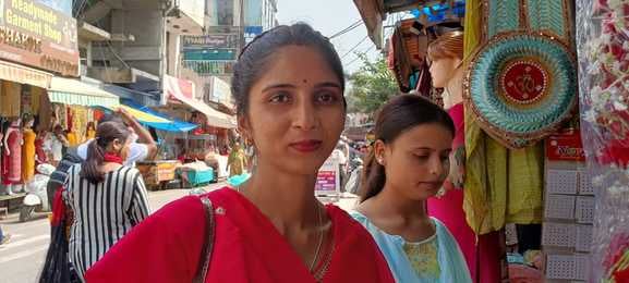 हमीरपुर बाजार में करवा चौथ के व्रत को लेकर खरीददारी करते हुए महिलाएं ।  संवाद