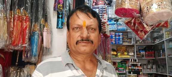 हमीरपुर बाजार में करवा चौथ के व्रत को लेकर खरीददारी करते हुए महिलाएं ।  संवाद
