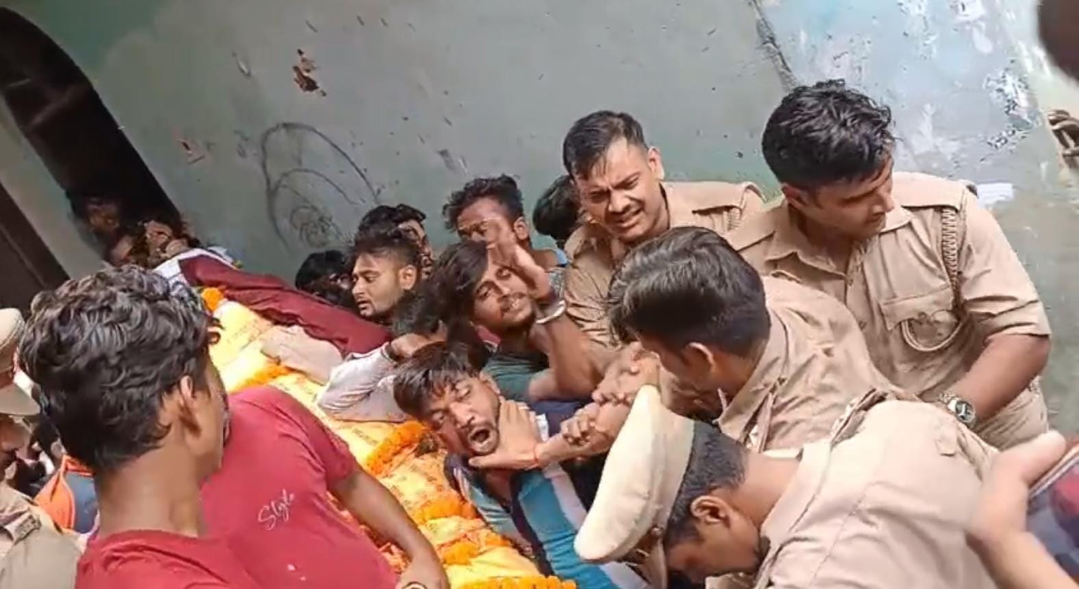 हैदरगंज तिराहे पर शव रखकर प्रदर्शन के दौरान पुलिस के खिलाफ नारेबाजी करते परिजन व विलाप करतीं म हैदरगंज तिराहे पर शव रखकर प्रदर्शन के दौरान पुलिस के खिलाफ नारेबाजी करते परिजन व विलाप करतीं म