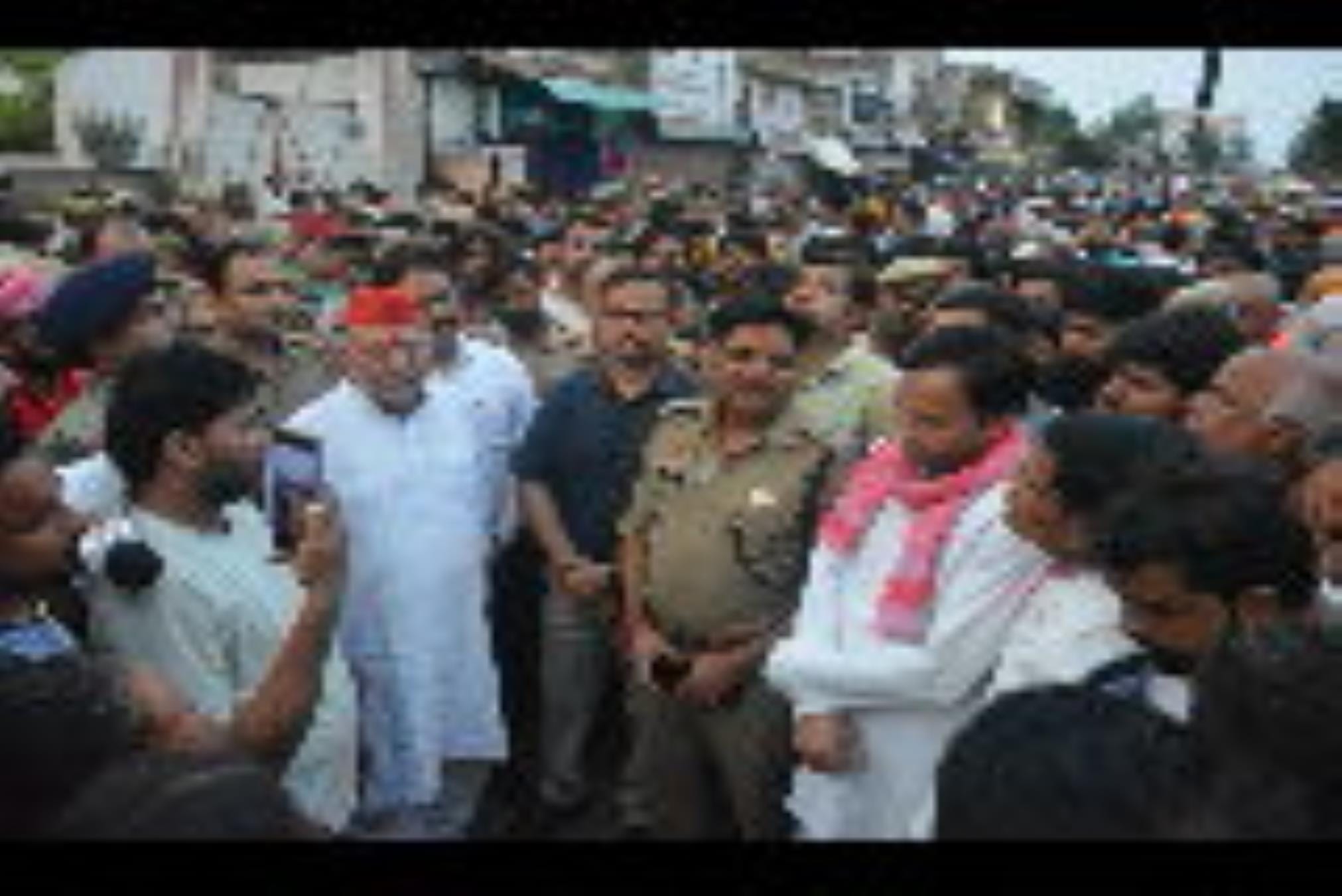 हैदरगंज तिराहे पर शव रखकर प्रदर्शन के दौरान पुलिस के खिलाफ नारेबाजी करते परिजन व विलाप करतीं म हैदरगंज तिराहे पर शव रखकर प्रदर्शन के दौरान पुलिस के खिलाफ नारेबाजी करते परिजन व विलाप करतीं म