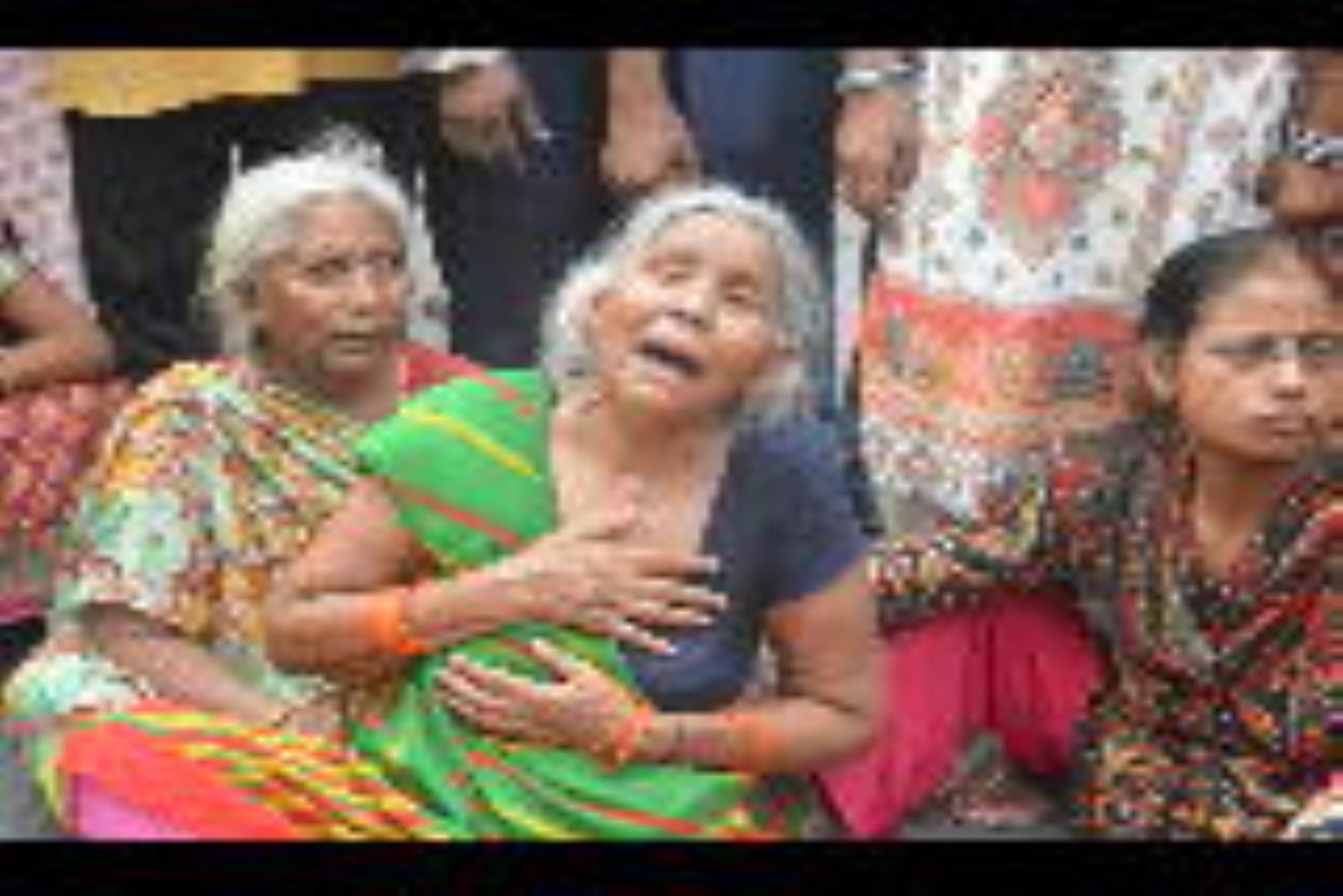 हैदरगंज तिराहे पर शव रखकर प्रदर्शन के दौरान पुलिस के खिलाफ नारेबाजी करते परिजन व विलाप करतीं म हैदरगंज तिराहे पर शव रखकर प्रदर्शन के दौरान पुलिस के खिलाफ नारेबाजी करते परिजन व विलाप करतीं म