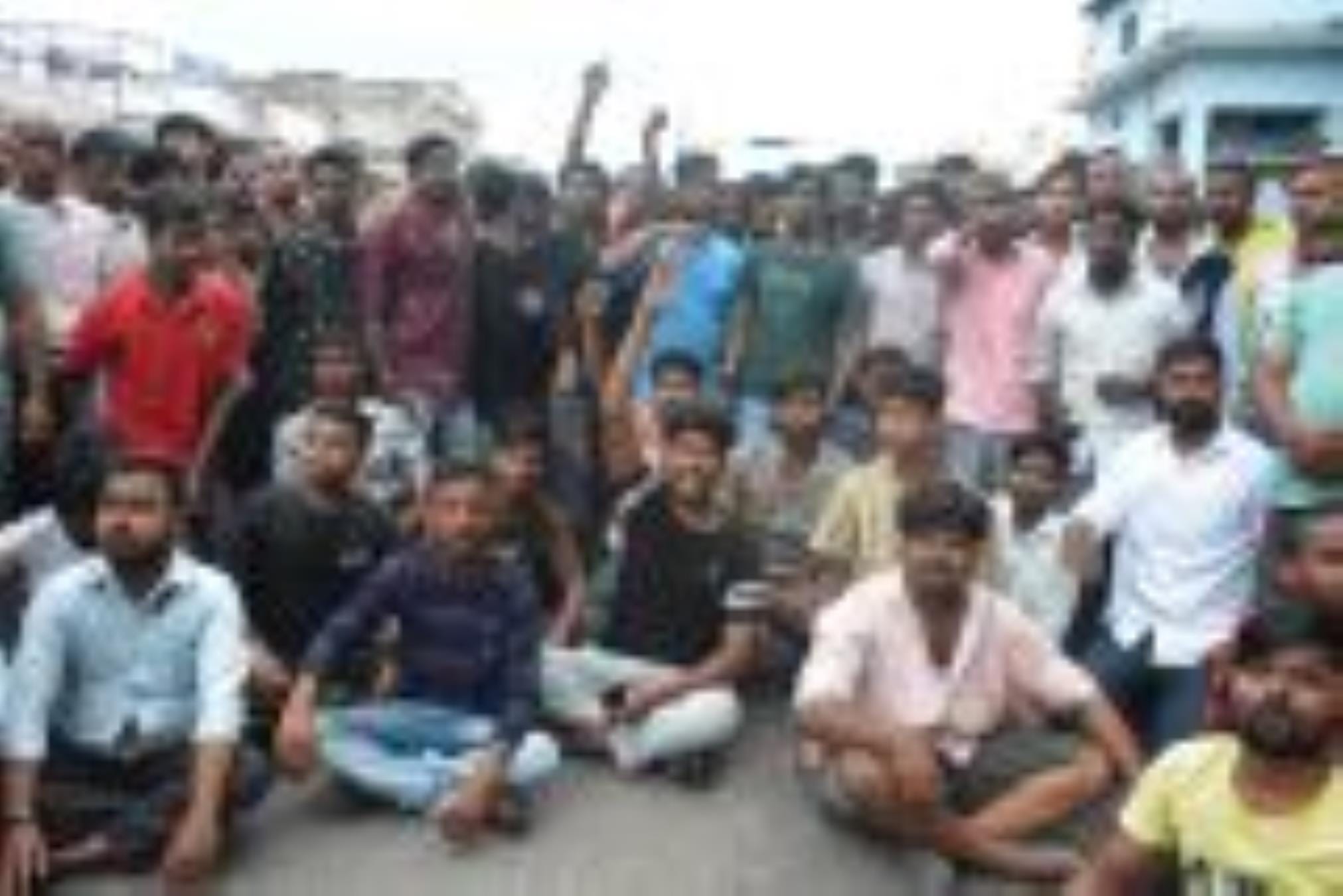 हैदरगंज तिराहे पर शव रखकर प्रदर्शन के दौरान पुलिस के खिलाफ नारेबाजी करते परिजन व विलाप करतीं म हैदरगंज तिराहे पर शव रखकर प्रदर्शन के दौरान पुलिस के खिलाफ नारेबाजी करते परिजन व विलाप करतीं म