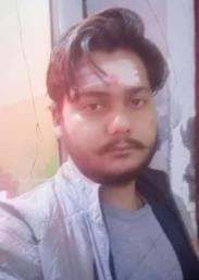 हैदरगंज तिराहे पर शव रखकर प्रदर्शन के दौरान पुलिस के खिलाफ नारेबाजी करते परिजन व विलाप करतीं म हैदरगंज तिराहे पर शव रखकर प्रदर्शन के दौरान पुलिस के खिलाफ नारेबाजी करते परिजन व विलाप करतीं म