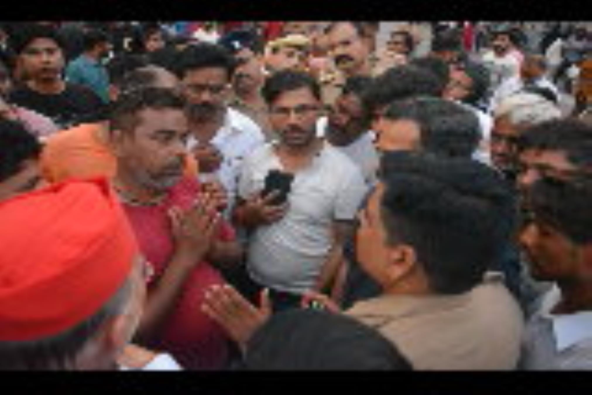 हैदरगंज तिराहे पर शव रखकर प्रदर्शन के दौरान पुलिस के खिलाफ नारेबाजी करते परिजन व विलाप करतीं म हैदरगंज तिराहे पर शव रखकर प्रदर्शन के दौरान पुलिस के खिलाफ नारेबाजी करते परिजन व विलाप करतीं म