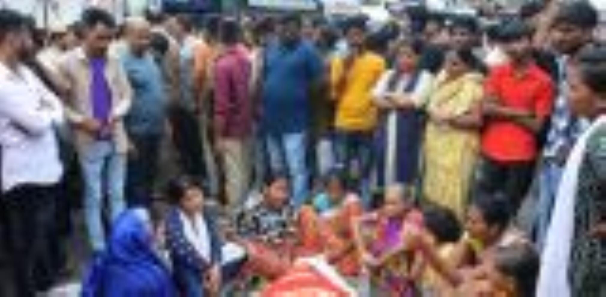 हैदरगंज तिराहे पर शव रखकर प्रदर्शन के दौरान पुलिस के खिलाफ नारेबाजी करते परिजन व विलाप करतीं म हैदरगंज तिराहे पर शव रखकर प्रदर्शन के दौरान पुलिस के खिलाफ नारेबाजी करते परिजन व विलाप करतीं म