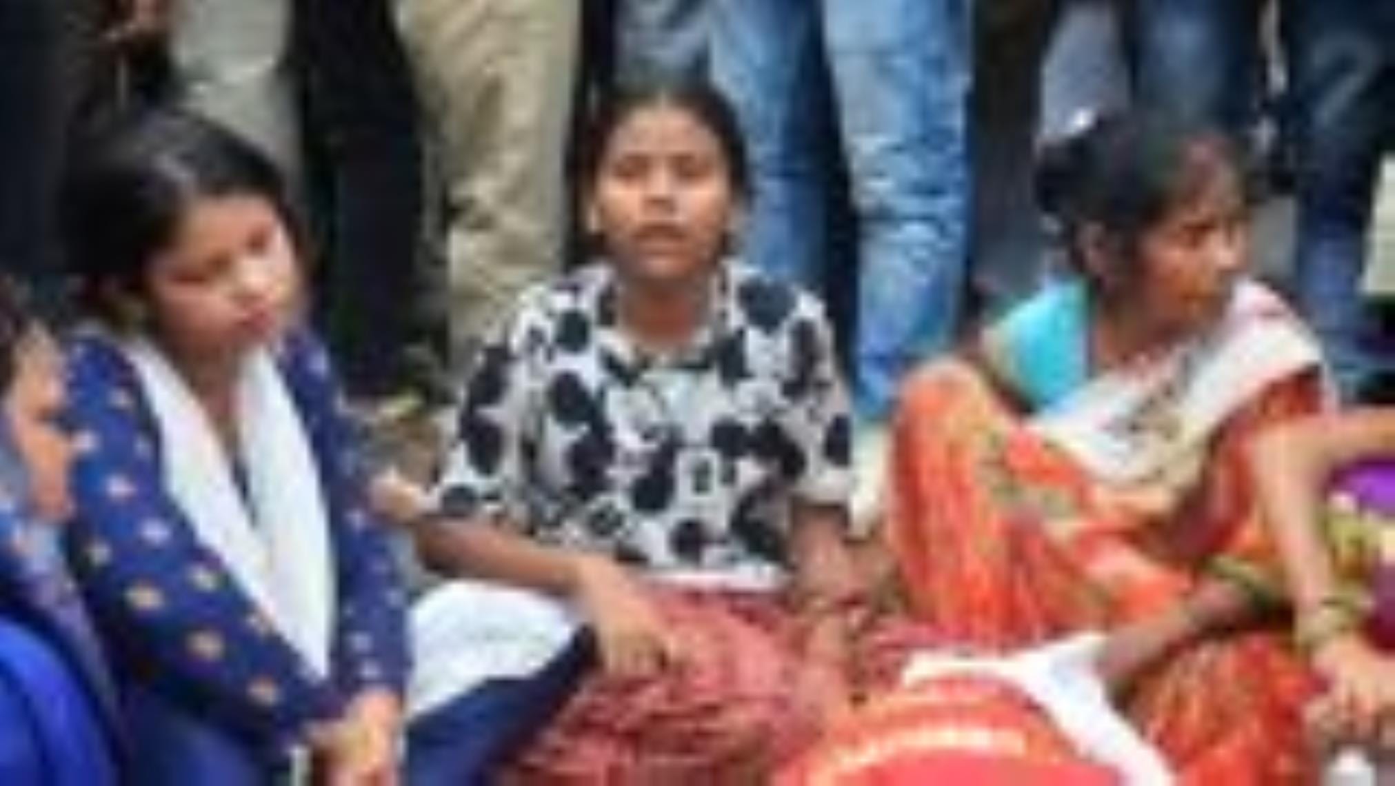 हैदरगंज तिराहे पर शव रखकर प्रदर्शन के दौरान पुलिस के खिलाफ नारेबाजी करते परिजन व विलाप करतीं म हैदरगंज तिराहे पर शव रखकर प्रदर्शन के दौरान पुलिस के खिलाफ नारेबाजी करते परिजन व विलाप करतीं म