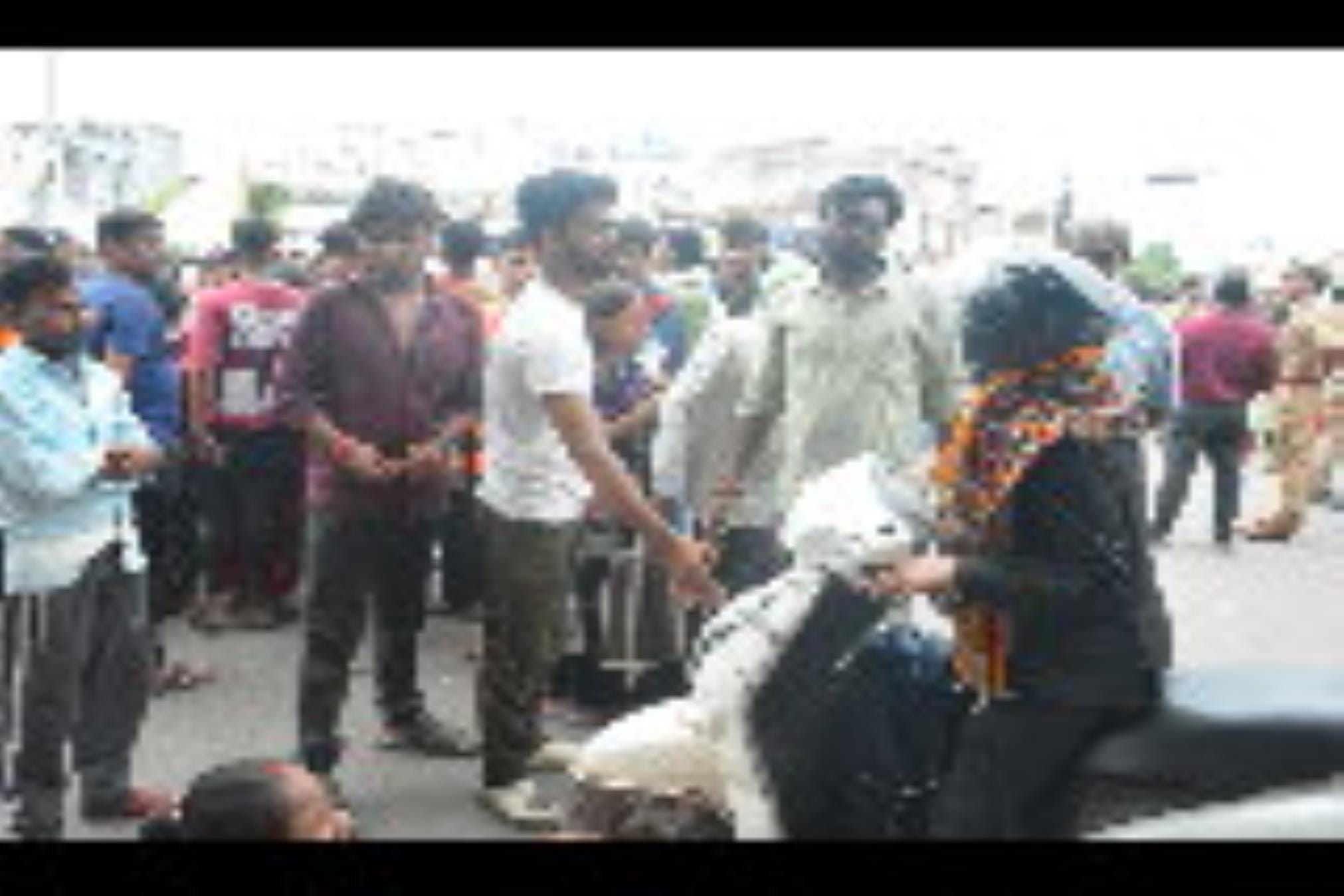 हैदरगंज तिराहे पर शव रखकर प्रदर्शन के दौरान पुलिस के खिलाफ नारेबाजी करते परिजन व विलाप करतीं म हैदरगंज तिराहे पर शव रखकर प्रदर्शन के दौरान पुलिस के खिलाफ नारेबाजी करते परिजन व विलाप करतीं म