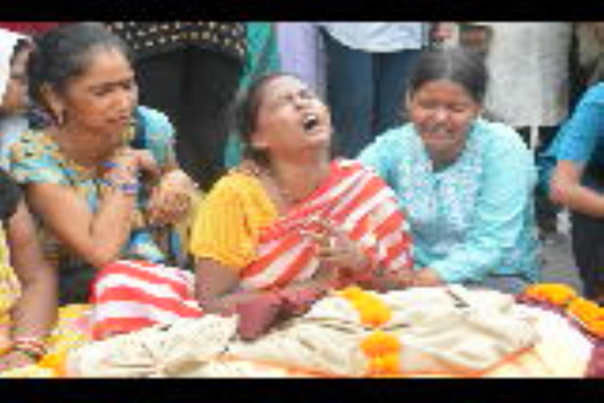 हैदरगंज तिराहे पर शव रखकर प्रदर्शन के दौरान पुलिस के खिलाफ नारेबाजी करते परिजन व विलाप करतीं म हैदरगंज तिराहे पर शव रखकर प्रदर्शन के दौरान पुलिस के खिलाफ नारेबाजी करते परिजन व विलाप करतीं म