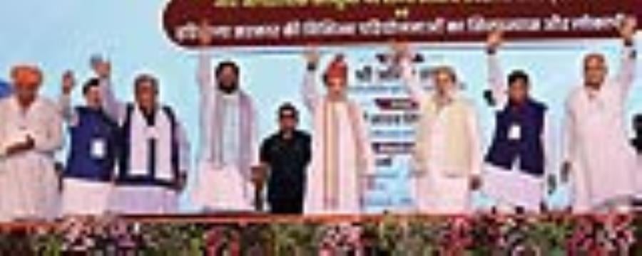 कुरुक्षेत्र। केंद्रीय गृह मंत्री अमित शाह को को मुख्यमंत्री नायब सैनी ने पहले हरियाणा की शान पग कुरुक्षेत्र। केंद्रीय गृह मंत्री अमित शाह को को मुख्यमंत्री नायब सैनी ने पहले हरियाणा की शान पग