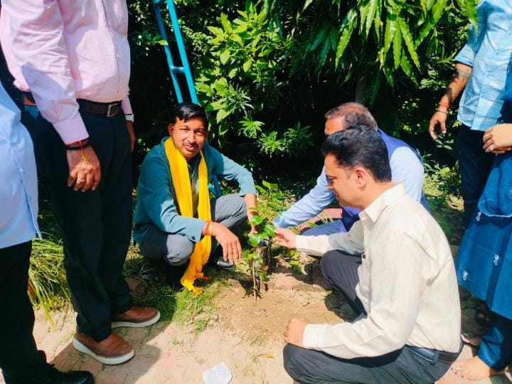 लाभार्थियों को प्रमाणपत्र देते और पौधरोपण करते अतिथि। लाभार्थियों को प्रमाणपत्र देते और पौधरोपण करते अतिथि।