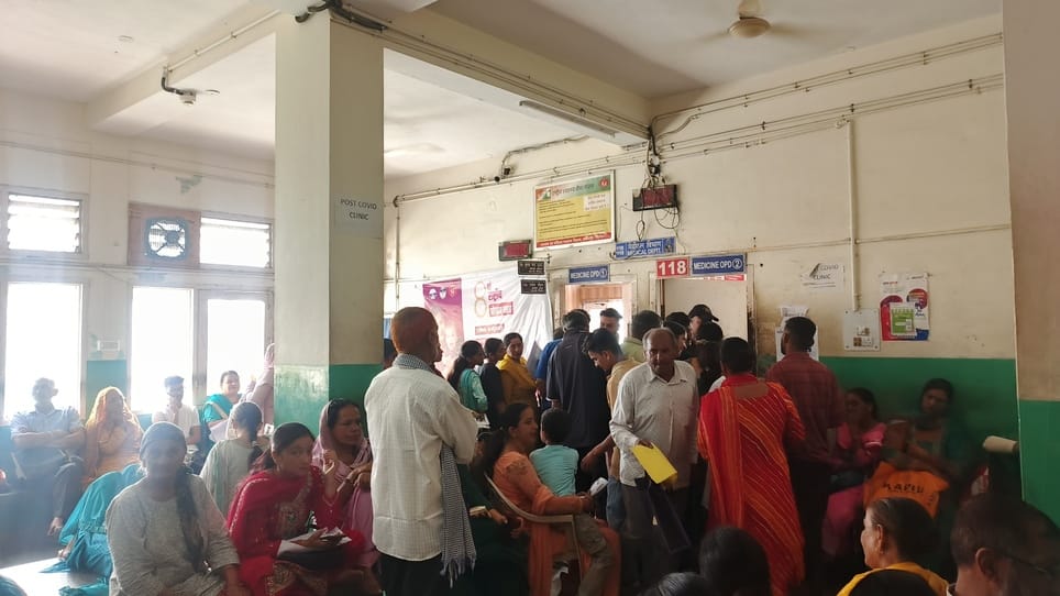 मेडिकल कॉलेज में खराब पड़ा डिजिटल टोकन डिस्प्ले बोर्ड। संवाद