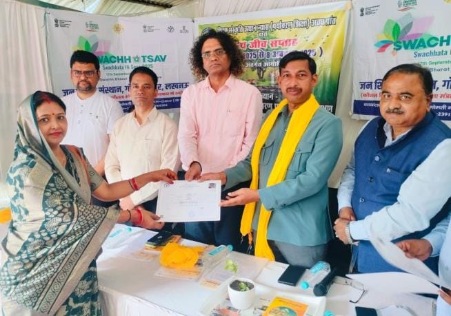 महात्मा गांधी और लाल बहादुर शास्त्री को याद किया।