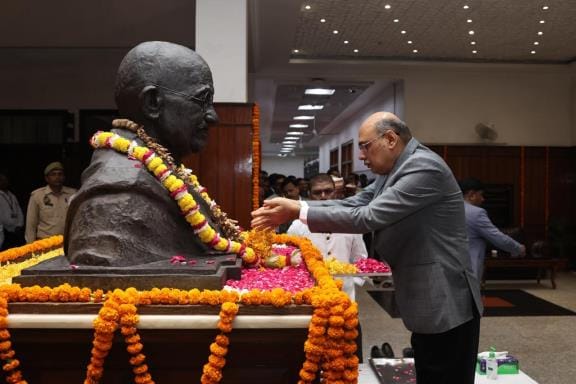 महात्मा गांधी और लाल बहादुर शास्त्री को याद किया।