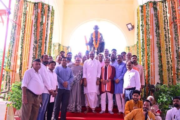 महात्मा गांधी और लाल बहादुर शास्त्री को याद किया।