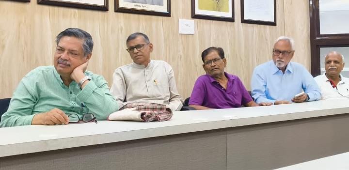 महात्मा गांधी और लाल बहादुर शास्त्री को याद किया।